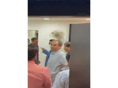 फडणवीस और ठाकरे भाई मुंबई में एक साथ आए