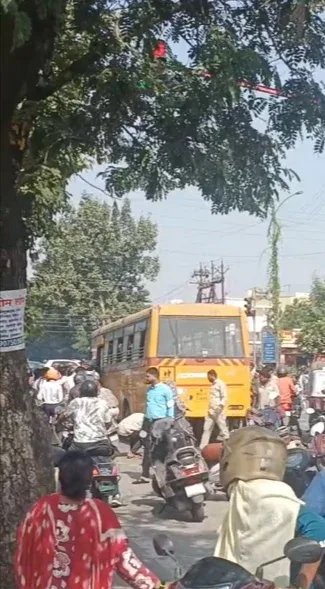 वाठोड़ा चौक पर स्कूल बस में आग: सभी बच्चे सुरक्षित
