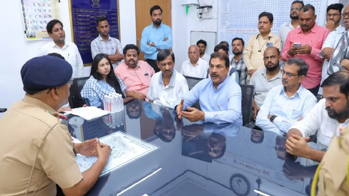 दादरमध्ये आदिवासी विद्यार्थ्यांच्या अटकेने तणाव वाढला