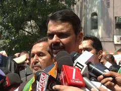 महाराष्ट्र के सीएम फडणवीस ने पीएम मोदी के 25 साल पूरे होने का जश्न मनाया