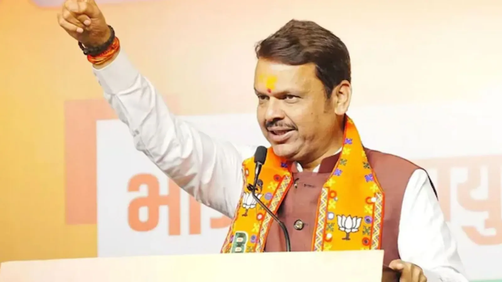 महाराष्ट्राचे मुख्यमंत्री फडणवीस यांनी 154 पोलिस शहीदांना श्रद्धांजली अर्पित केली