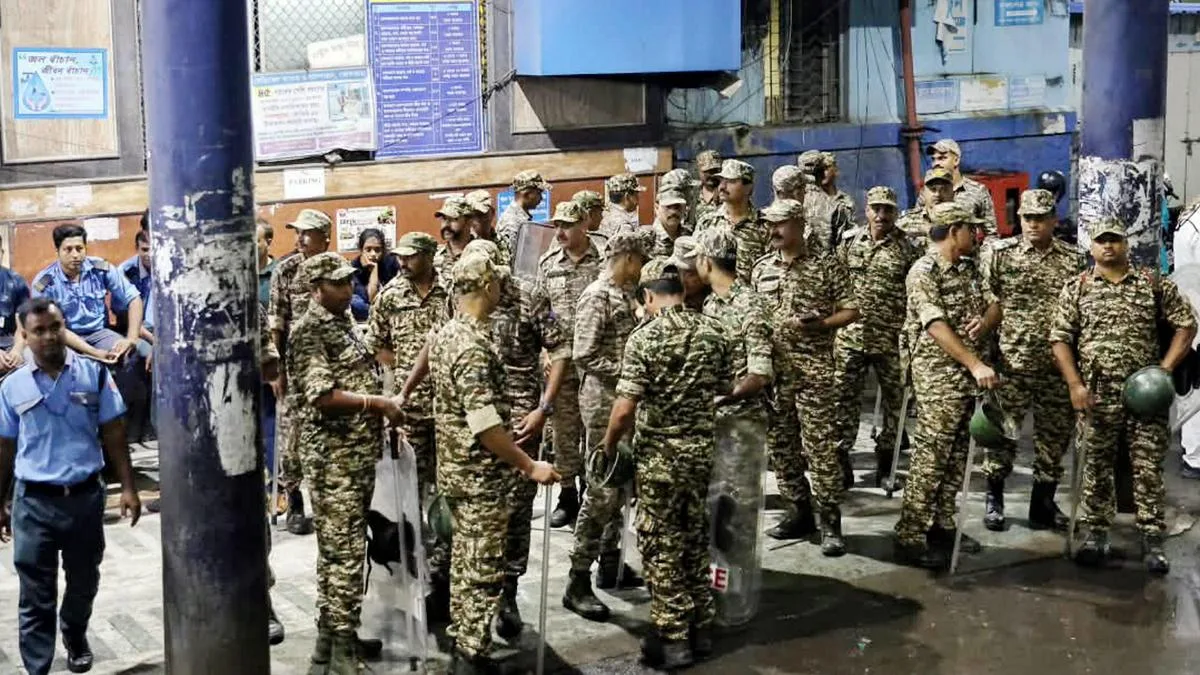 कोलकाता दुर्गा पूजा पंडालात भगदडीत सात जणांची अटक