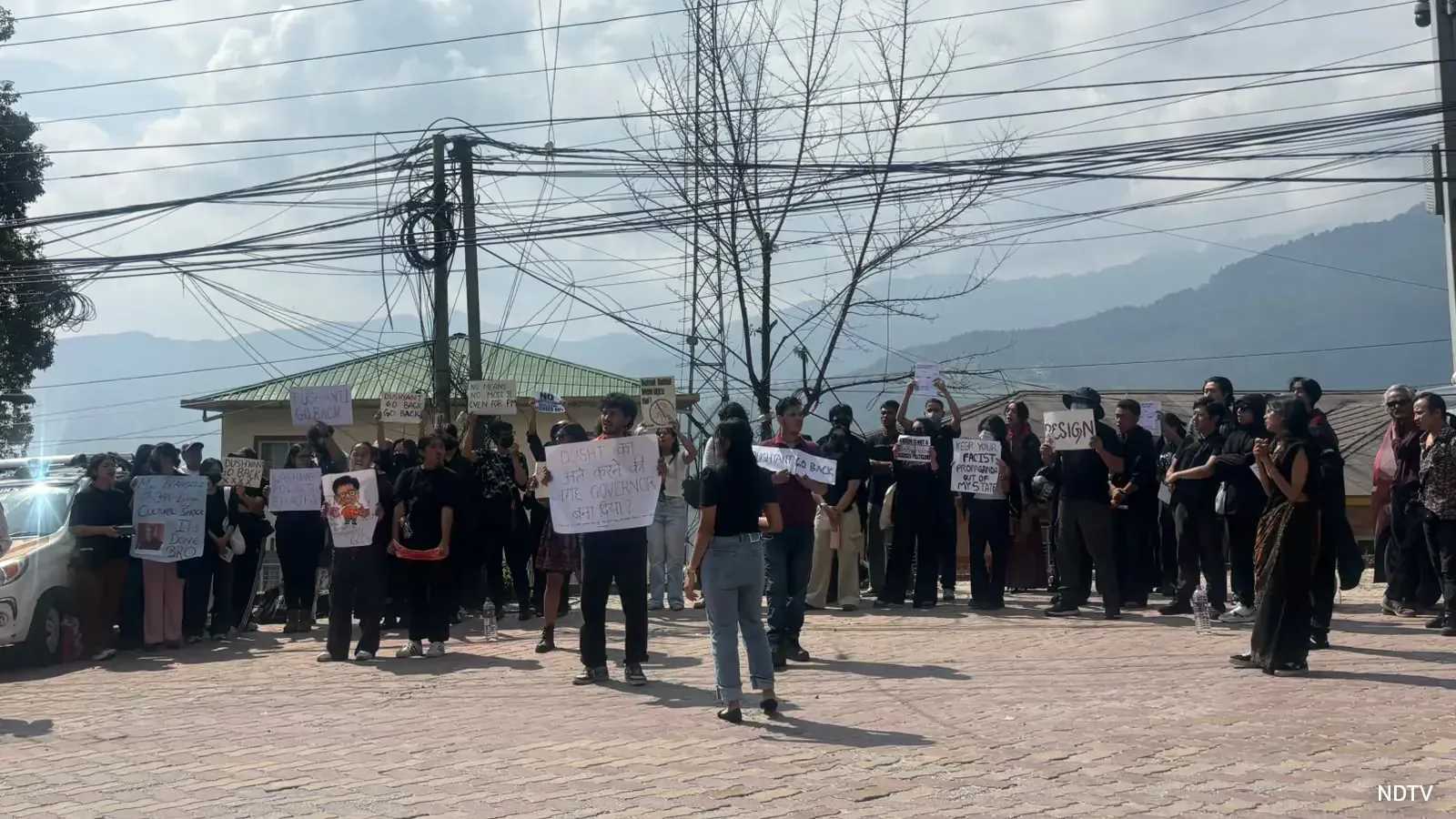 सिक्किमच्या विद्यार्थ्यांनी गव्हर्नरच्या नियुक्तीवर स्थगितीची मागणी केली