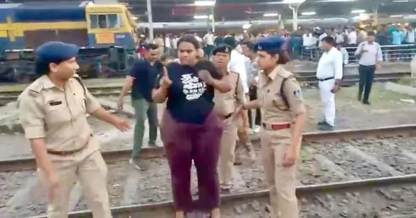 8 ऑक्टोबर रोजी दिल्लीच्या विरोधासाठी प्रवास करताना महाराष्ट्रातील विद्यार्थ्यांना अडवले