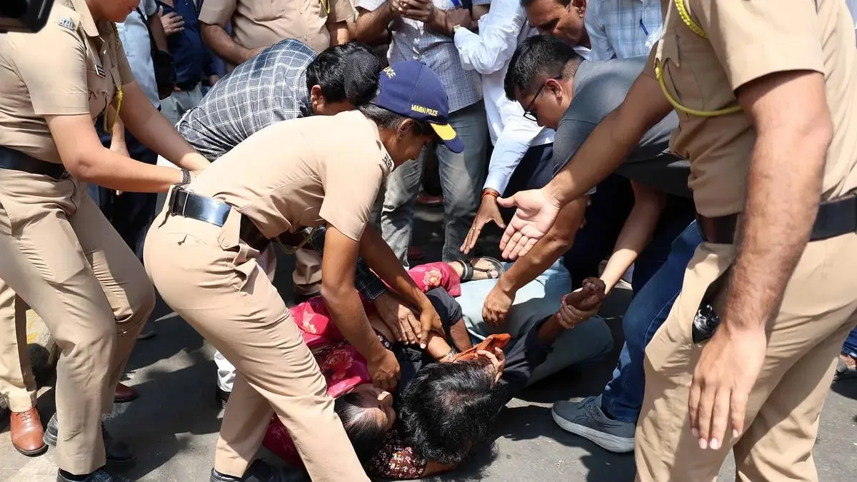 मुंबई पोलिसांच्या कारवाईने शांतिपूर्ण आंदोलनांवर प्रश्नचिन्ह