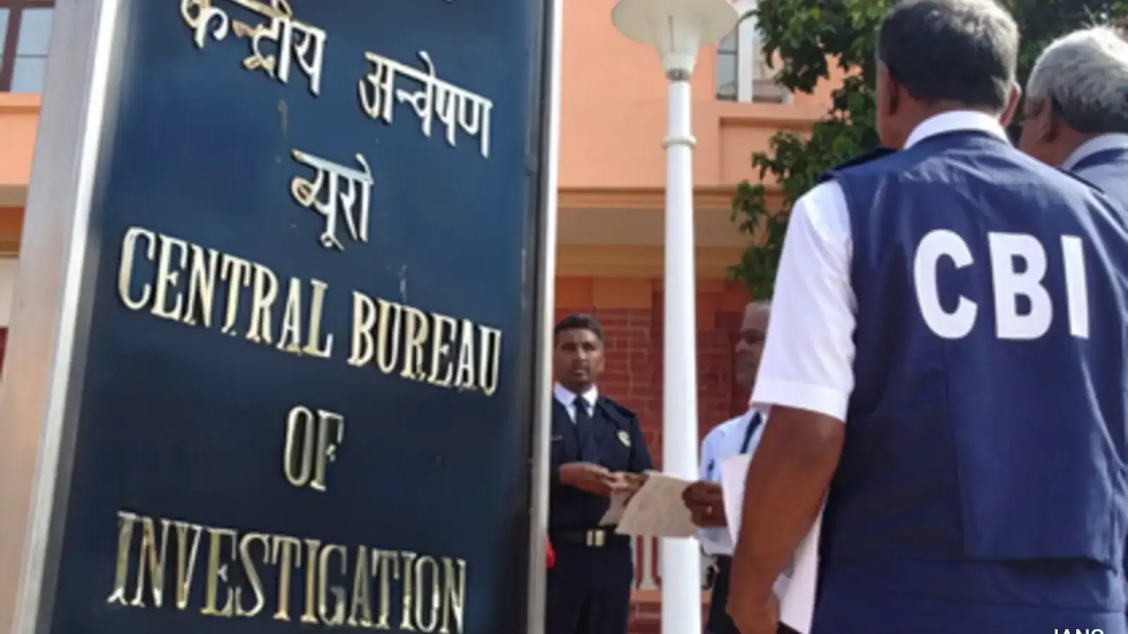 सीबीआई ने दो ईडी अधिकारियों को 5 लाख रुपये की रिश्वत मामले में गिरफ्तार किया