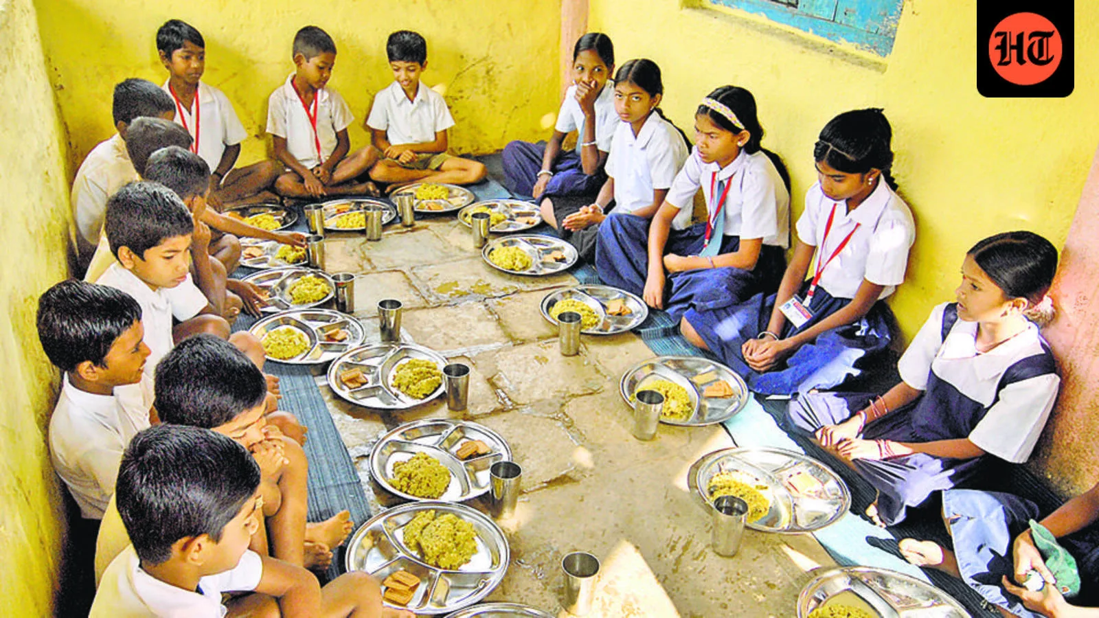 महाराष्ट्र ने मध्याह्न भोजन योजना को कक्षा 10 तक बढ़ाने पर विचार किया