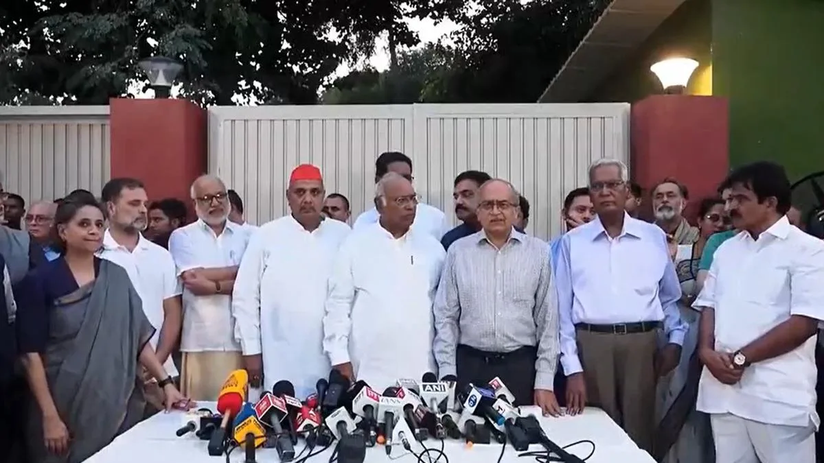 राहुल गांधीच्या निवासावर विरोधी नेत्यांची बैठक, आंदोलन सुरू