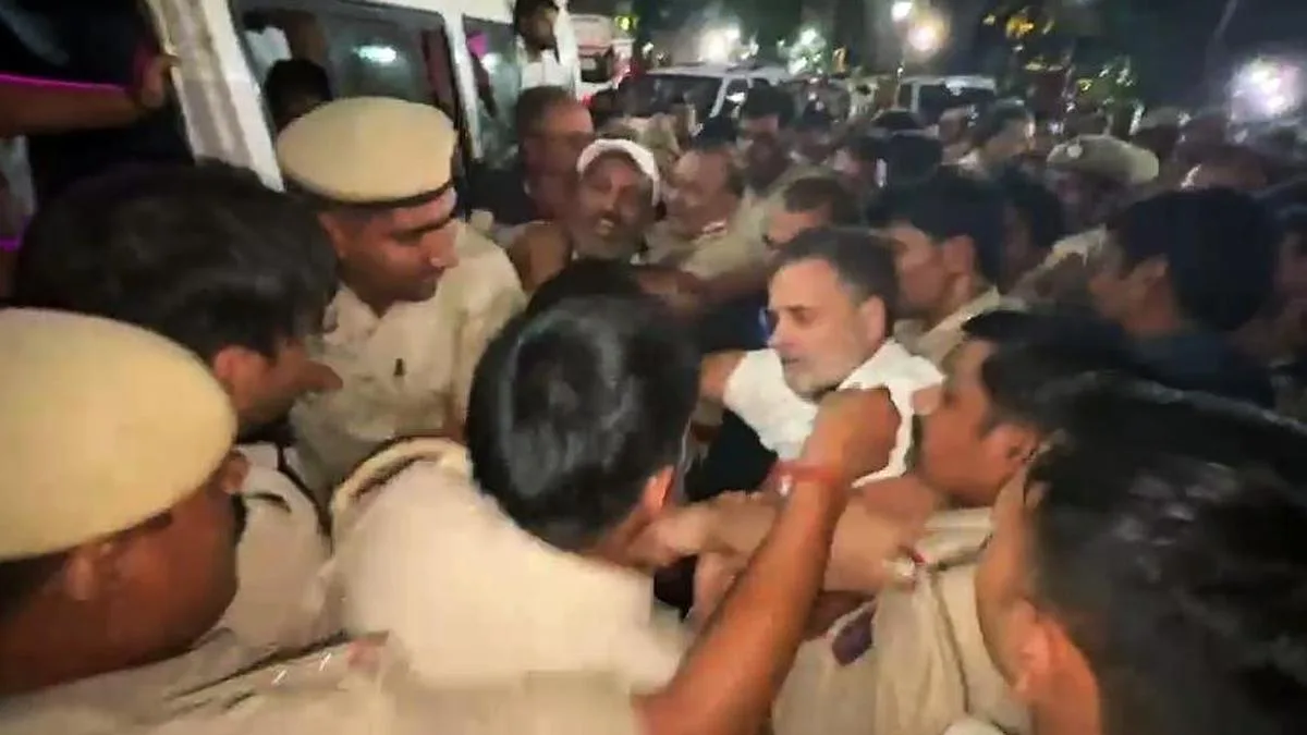 राहुल गांधी यांनी मोदी आणि इतरांवर 'देशद्रोह'ाचा आरोप केला