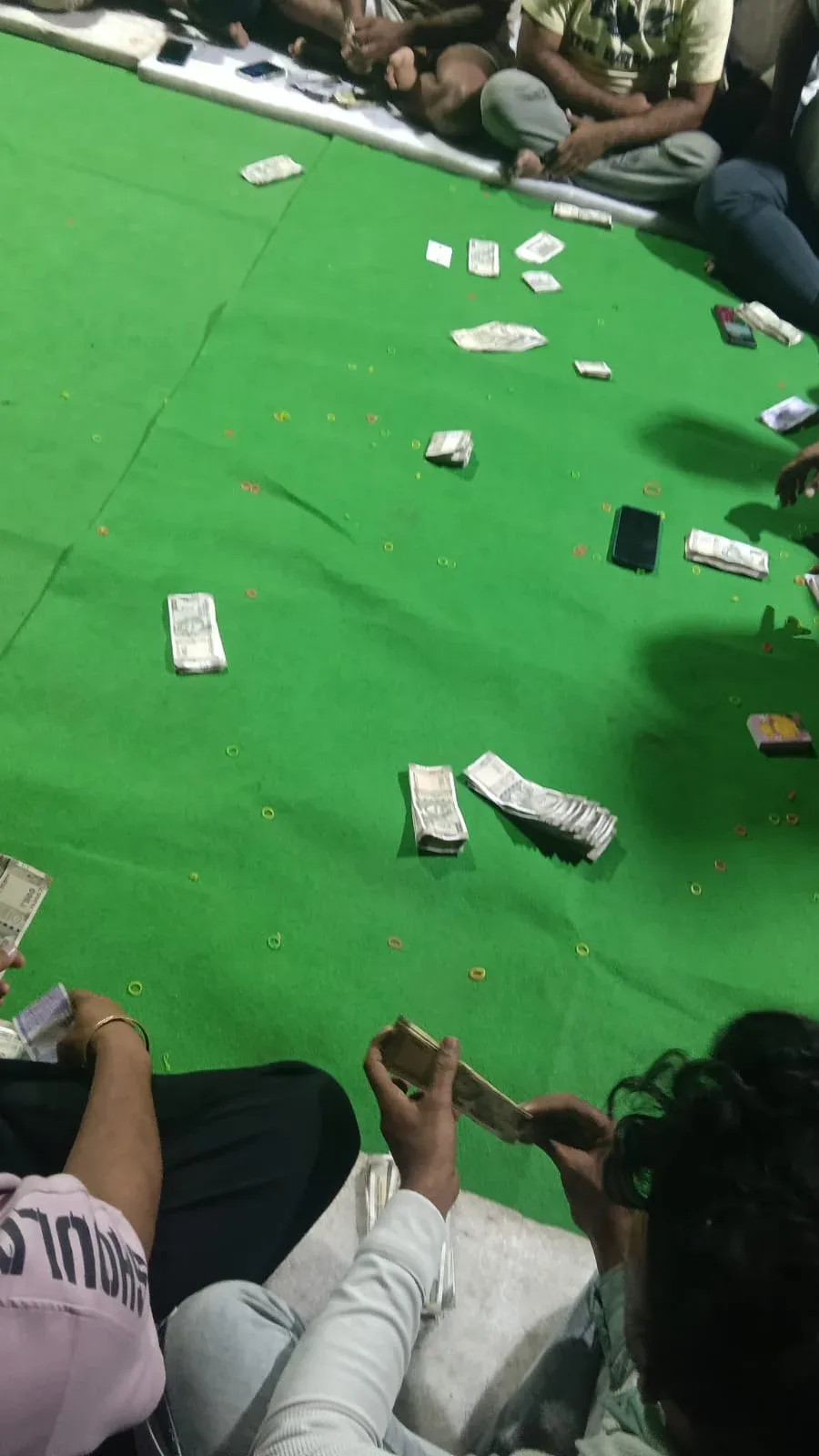 नागपूर क्राइम ब्रांचने जुगार प्रकरणात आठ जणांना अटक केली