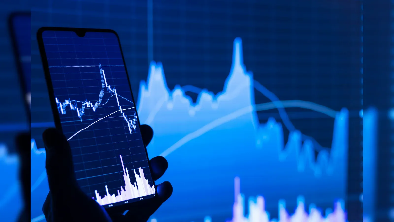 Sensex Declines by 400 Points Amid RBI Policy Shift