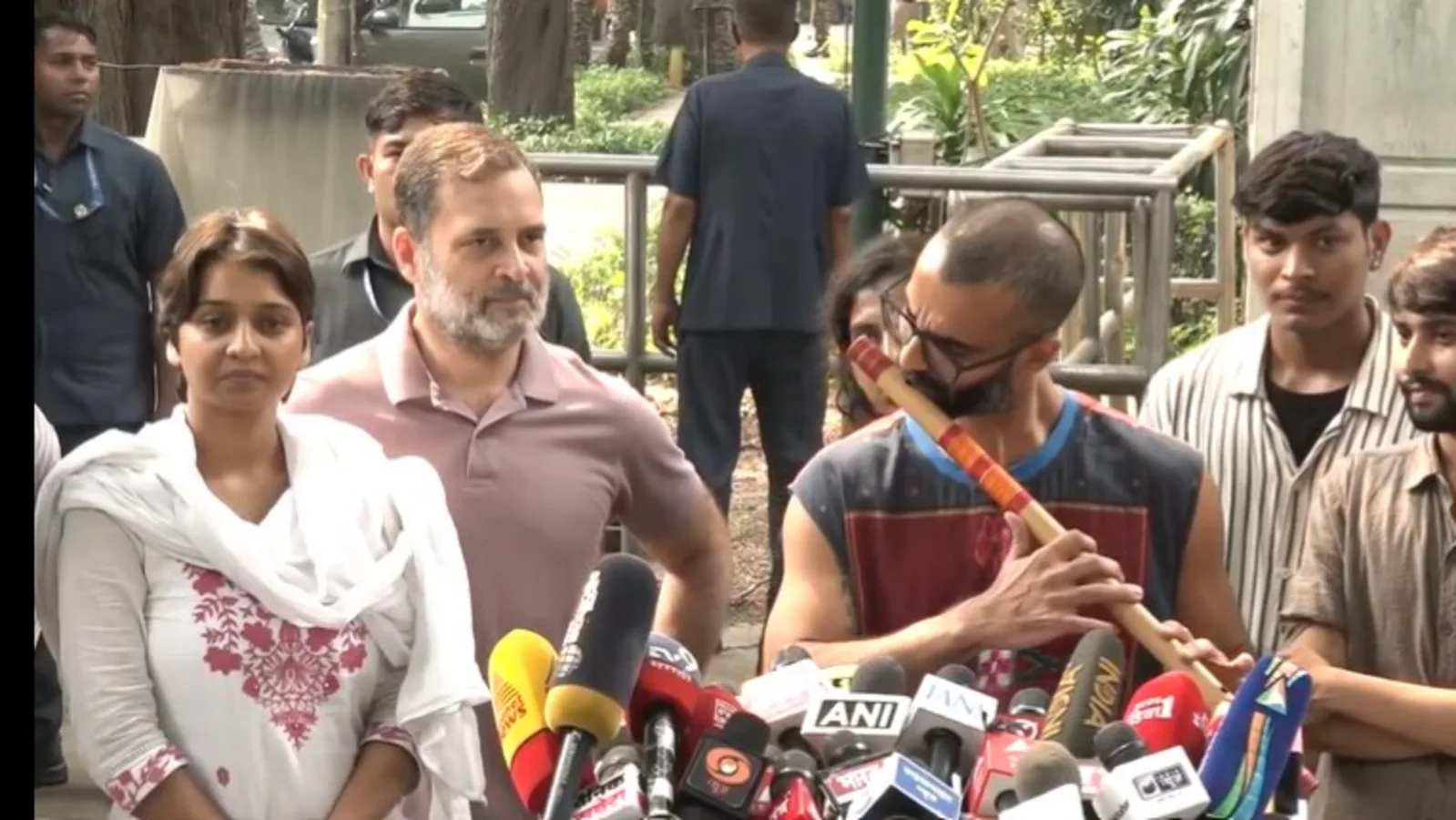 राहुल गांधीने पोलिस हिंसेला बासुरीच्या सादरीकरणाने उत्तर दिले