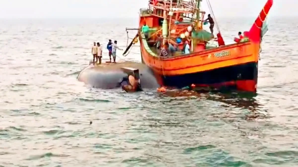Maharashtra Fisheries Department Seizes Karnataka Vessel for Illegal Fishing