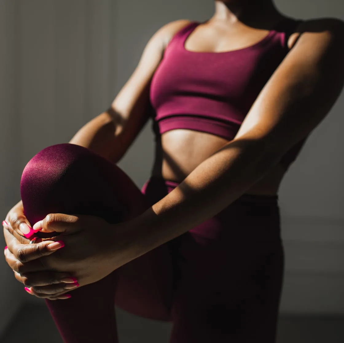 वृद्धांसाठी सकाळचे व्यायाम जे घुटने मजबूत करतात