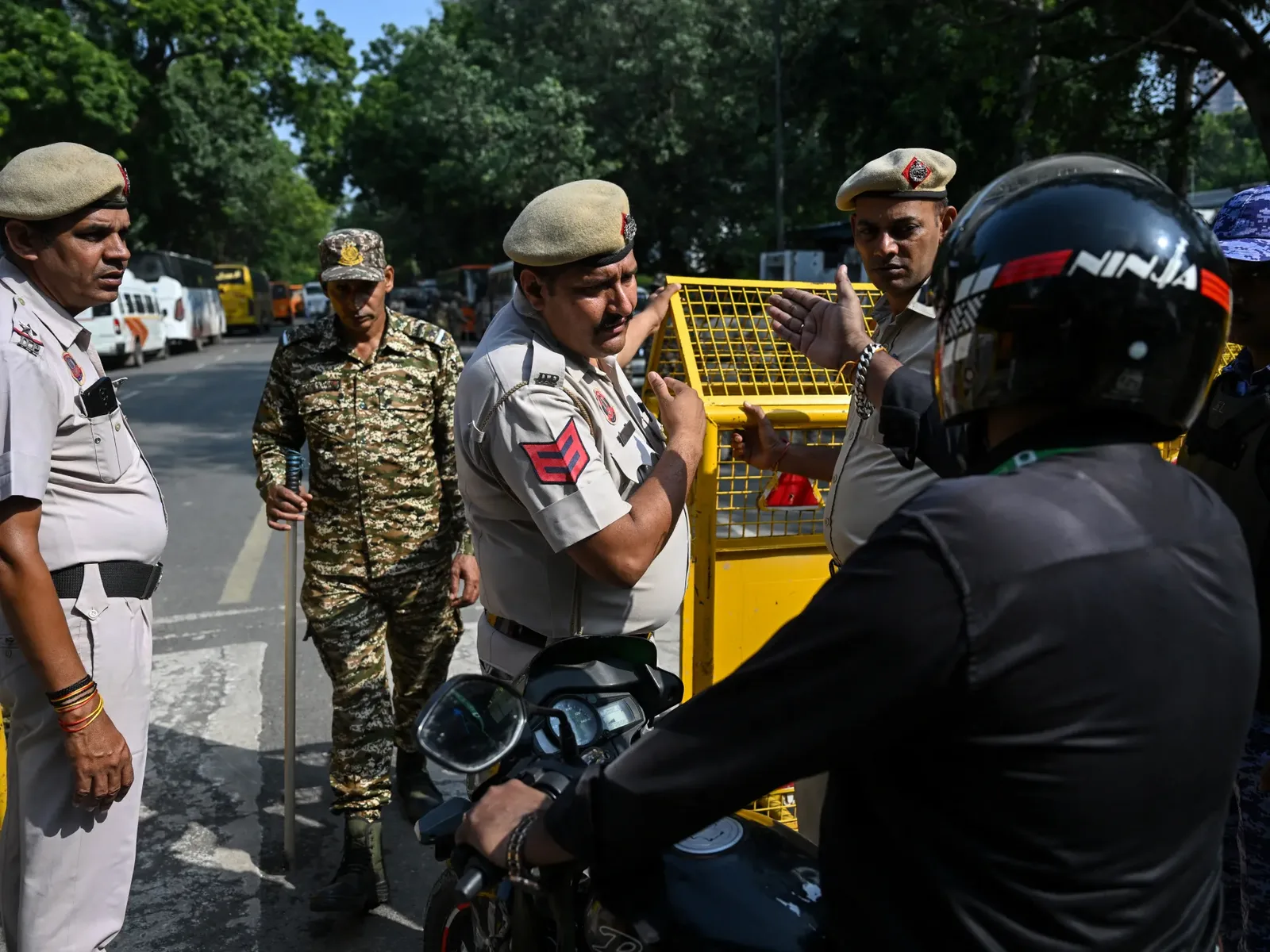 नवी दिल्लीतील 'कॉकरोच' आंदोलनाच्या नेत्यांची अटक