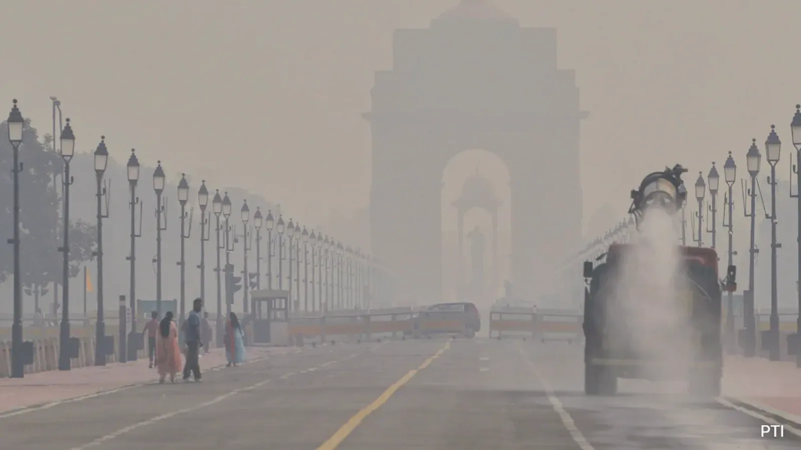 दिल्ली में GRAP-1 लागू: वाहनों और निर्माण पर प्रतिबंध, वायु गुणवत्ता में गिरावट