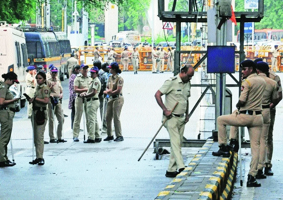 महाराष्ट्र पुलिस ने विपक्षी नेताओं पर निगरानी बढ़ाई