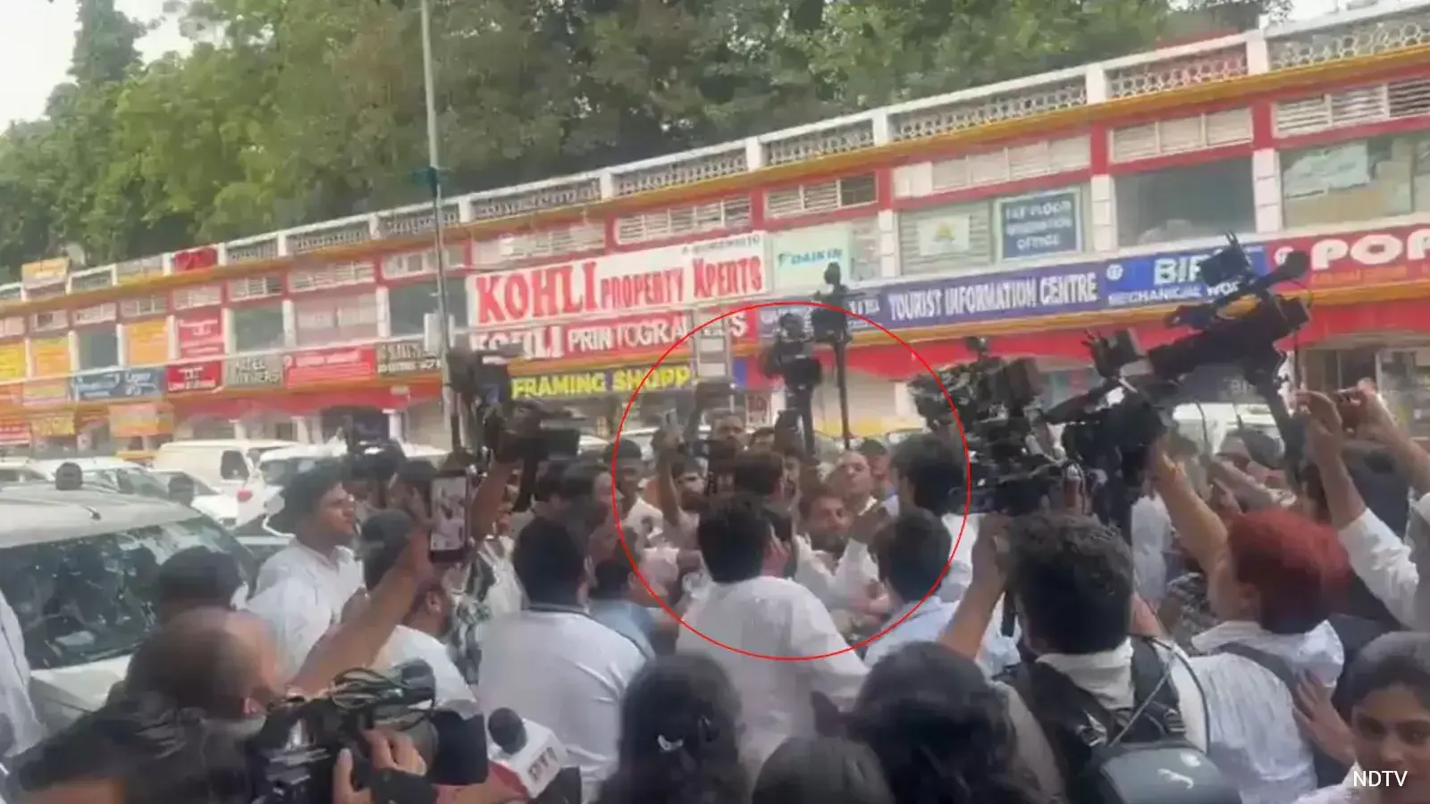 दिल्ली में विपक्षी प्रदर्शन के दौरान मोदी समर्थक पर हमला